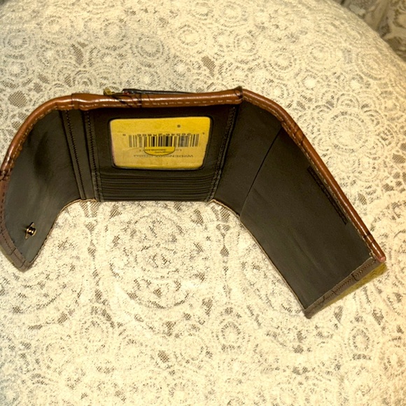 Gorgeous Dooney & Bourke Wallet - Picture 6 of 8